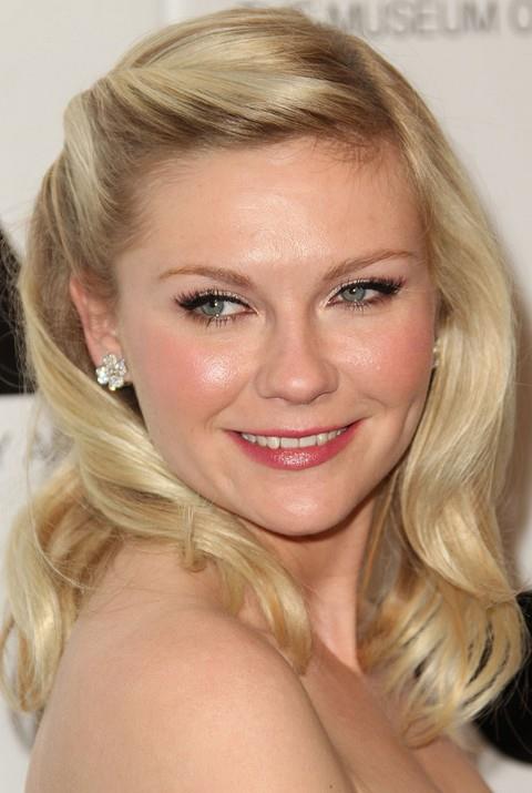 kirsten dunst, frizura z okroglim obrazom, starinska pričeska, barrette, srednje kodrasti lasje, ličila v naravi, zelene oči