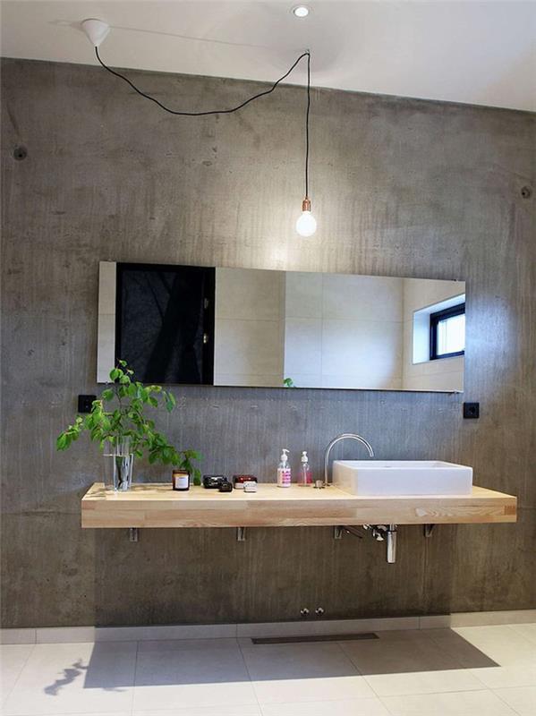 asma ahşap lavabo dolabı ve karo zemin ile endüstriyel stil dekorasyon için kaba mumlu beton duvar