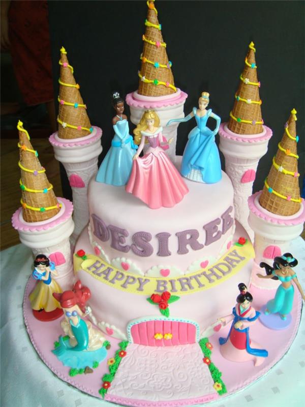 Paprasti princesės pilies gimtadienio pyragaičiai su ledukais „Castel Disney“