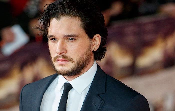 Kit Harington, Jon Snow olarak karakterini ortaya koyduğundan beri Game Of Thrones serisinin başarısının yarattığı stres nedeniyle psikolojik bir kırılganlık geliştirdi.