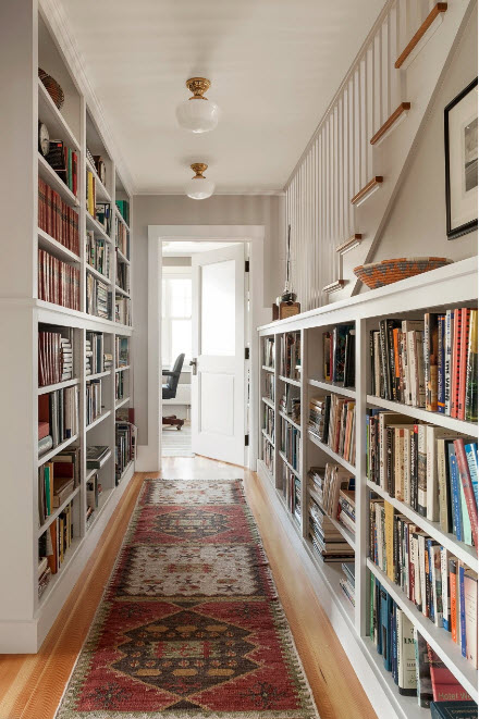Knjižne police na hodniku