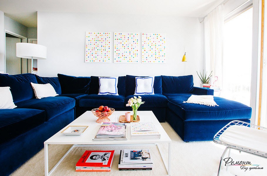 Sofá azul en la sala de estar