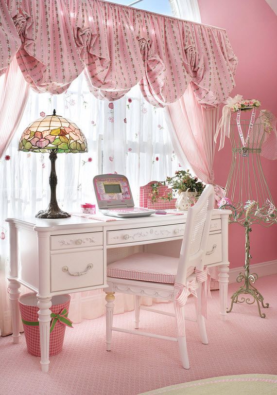 Rožinis kambarys paauglei merginai