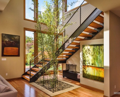 Escada com planta ornamental