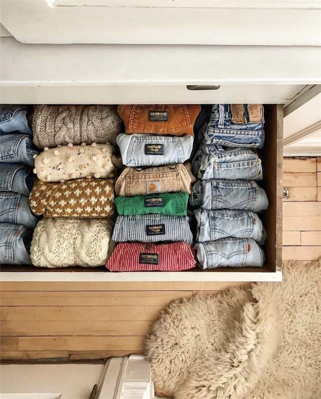 spodnje perilo konmari shranjevanje kavbojk in puloverjev v predalu