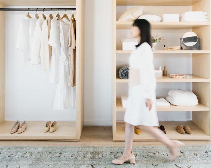 konmari shranjevanje oblačil marie kondo v svoji spalnici pred garderobo