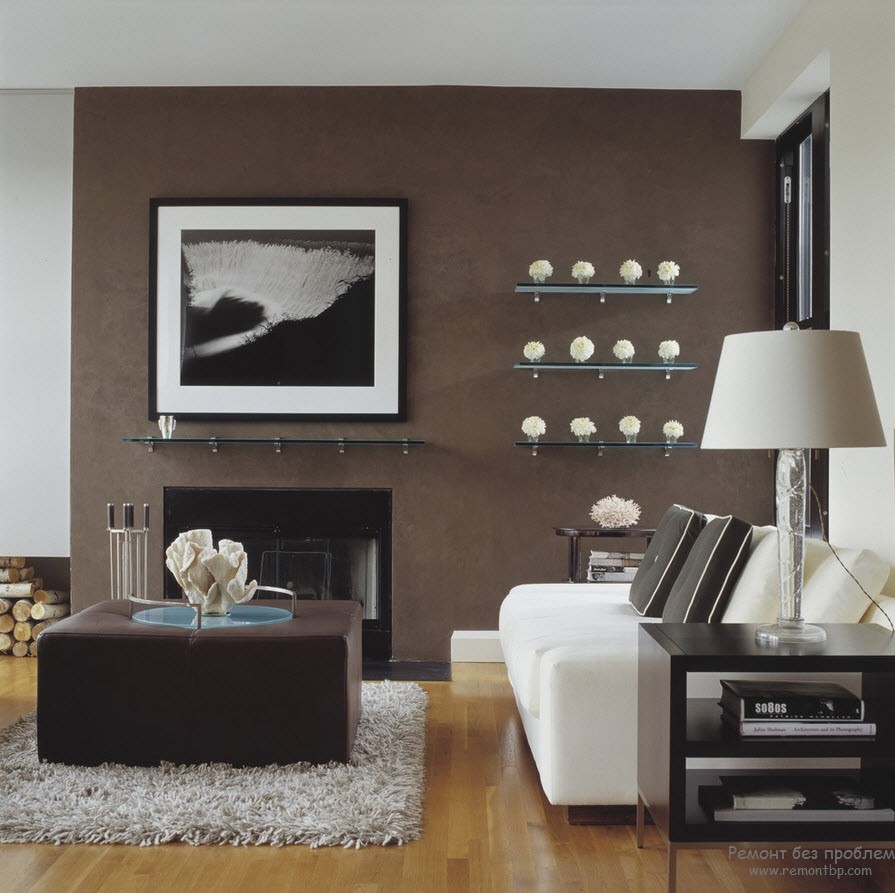 Una parete del soggiorno è marrone scuro, contro la quale gli accessori chiari