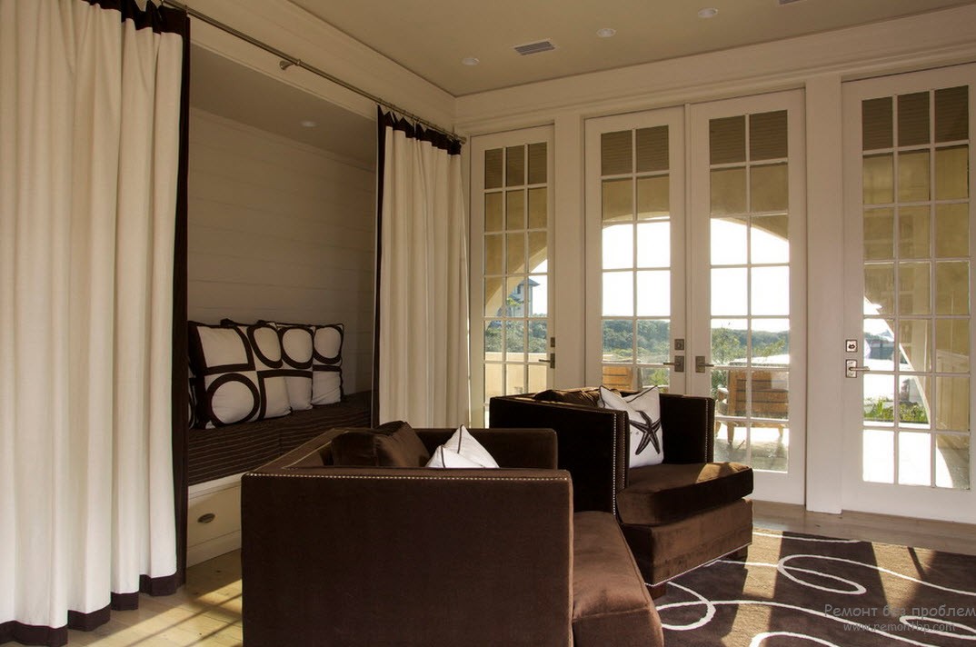 Elegante interno marrone soggiorno combinato con tonalità pastello