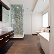 Baltos spalvos ir rudų atspalvių derinys vonios kambario interjere visada atrodo įspūdingai
