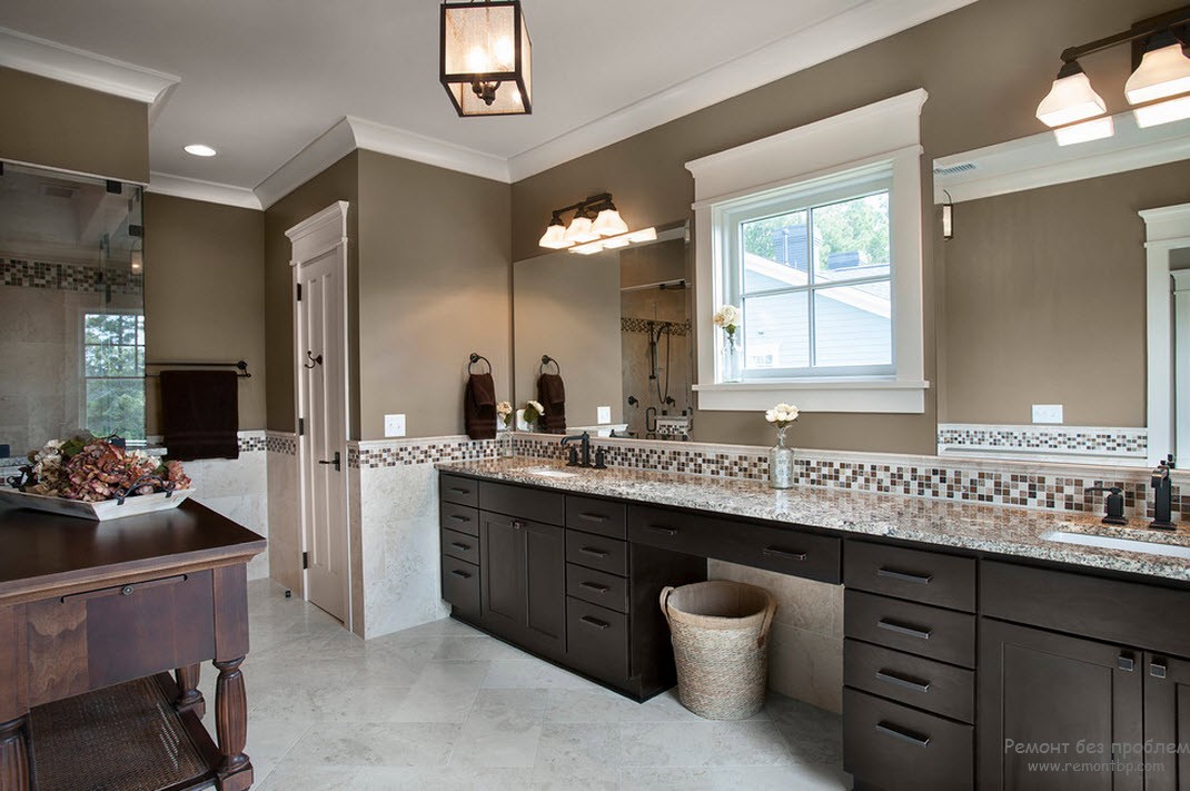 Interior de baño de lujo con una combinación de tonos marrones