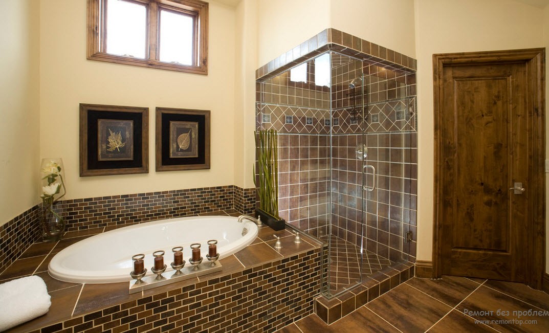 Un'opzione combinata molto efficace per decorare l'interno del bagno con piastrelle