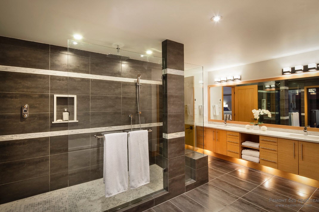 Įtempiamos lubos yra geras sprendimas dekoruojant vonios kambarį rudais tonais