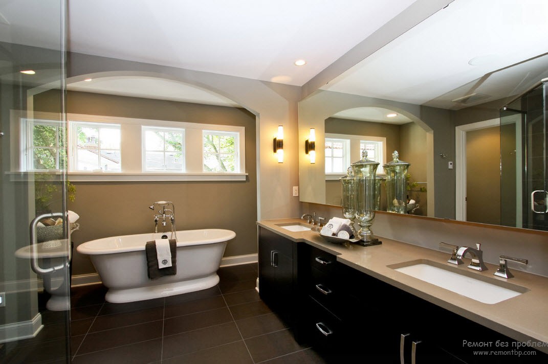 Įspūdingas vonios kambario interjeras su tamsesnio tono grindų plytelėmis
