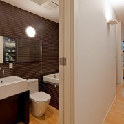 Baltos ir rudos spalvos vonios kambario dizainas