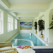 Įspūdingo dizaino nedidelis kambarys su baseinu