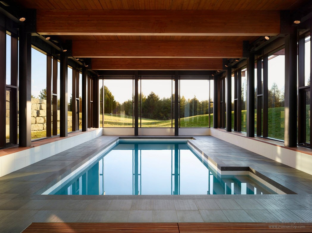 Piscina en una casa de campo con paredes de vidrio y baldosas especiales