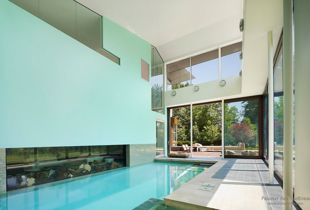 El color azul del acabado es óptimo para habitaciones con piscina.