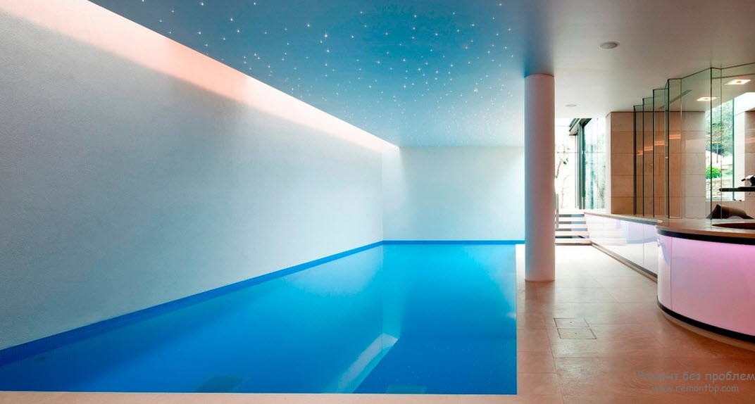 Mėlynos spalvos kambario su baseinu dekoravimas žvaigždėto dangaus efektu