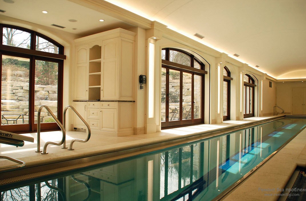 Diseño de una habitación con piscina en tonos beige.