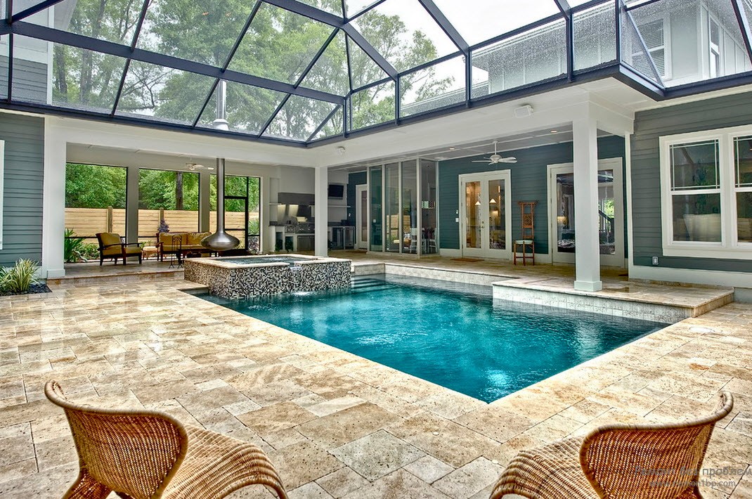 Espectacular diseño de piscina con techo de vidrio.