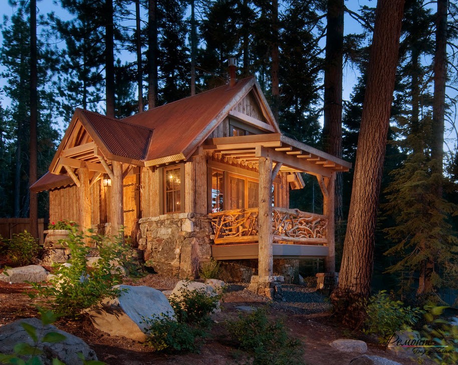 Pequena casa de madeira localizada na floresta