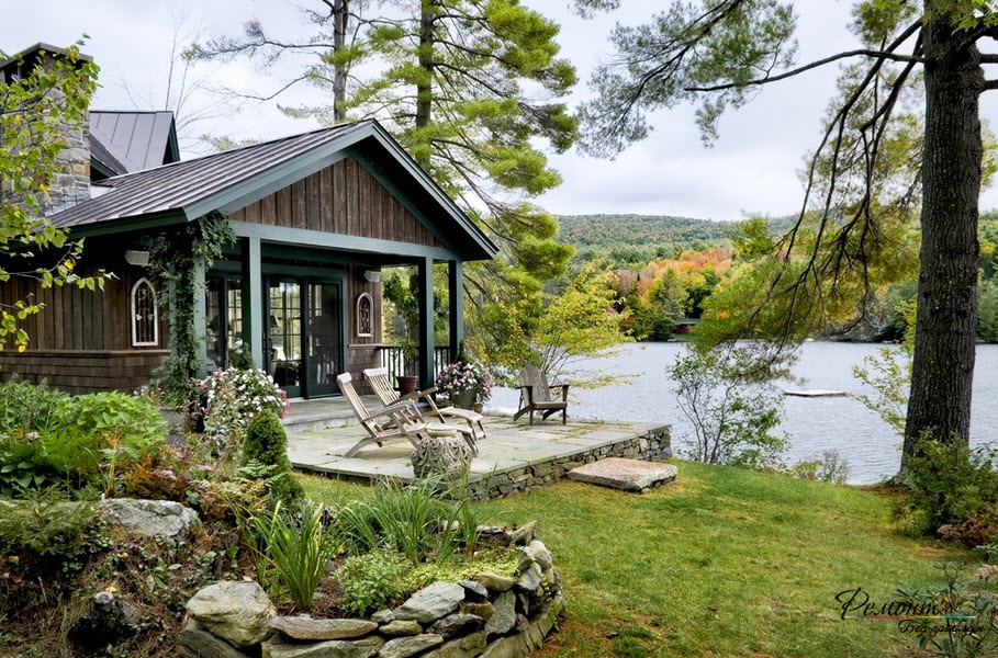 Linda casa à beira da água no seio da natureza