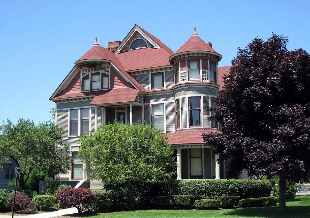 casa con ático y ventanal