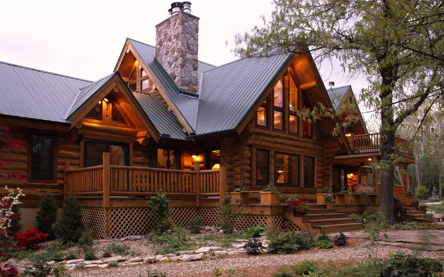 ormanda bir çatı katı olan güzel bir ev