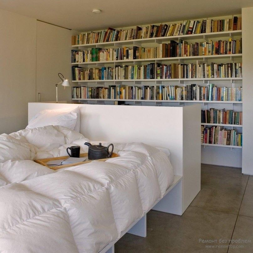 Una biblioteca casera completa en el interior del dormitorio.
