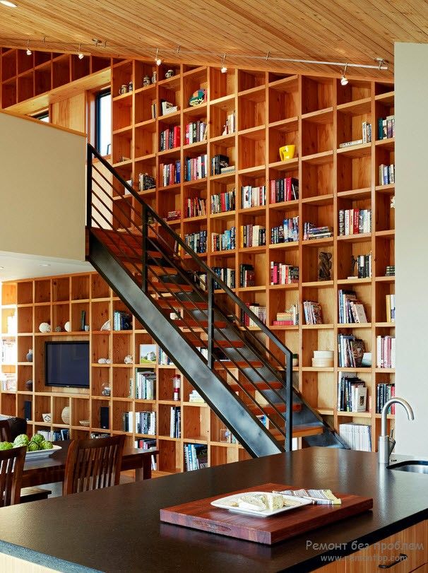 Usar el espacio de la escalera para almacenar libros