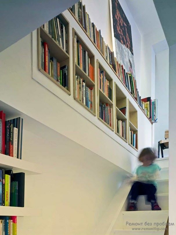 usando la escalera para guardar libros
