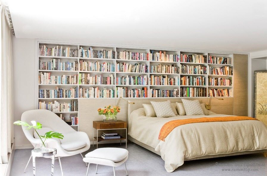 Estanterías clásicas para una biblioteca doméstica en el dormitorio.