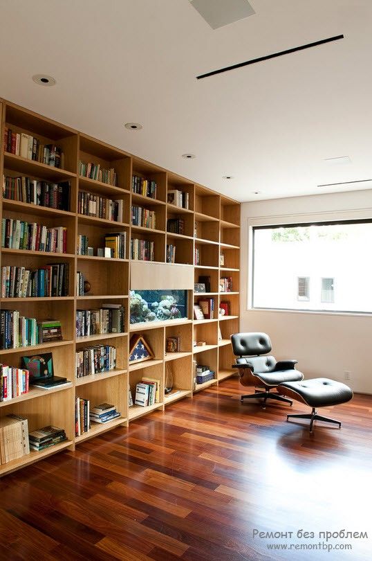 Estanterías del piso al techo con estantes para libros usados ​​como acento
