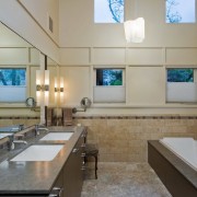Banyo aynalarının yanında duvar aplikleri