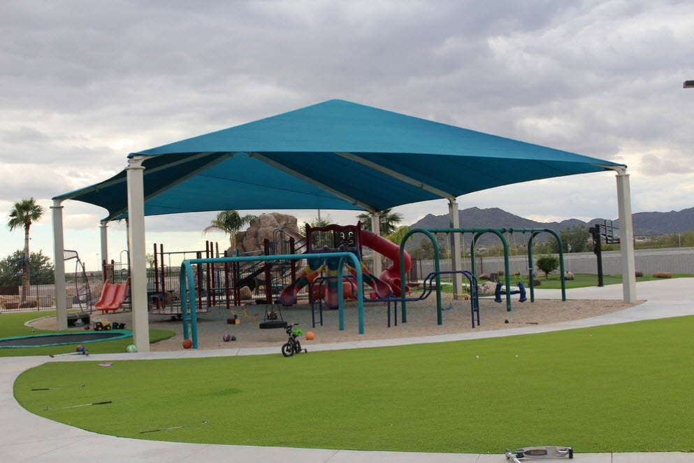 toldo de carpa sobre el patio de recreo