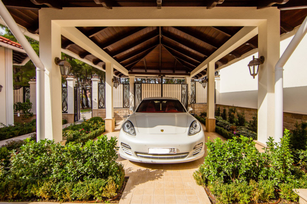 Marquesina de madera sobre Porsche blanco