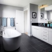 combinación de blanco y negro en el interior del baño