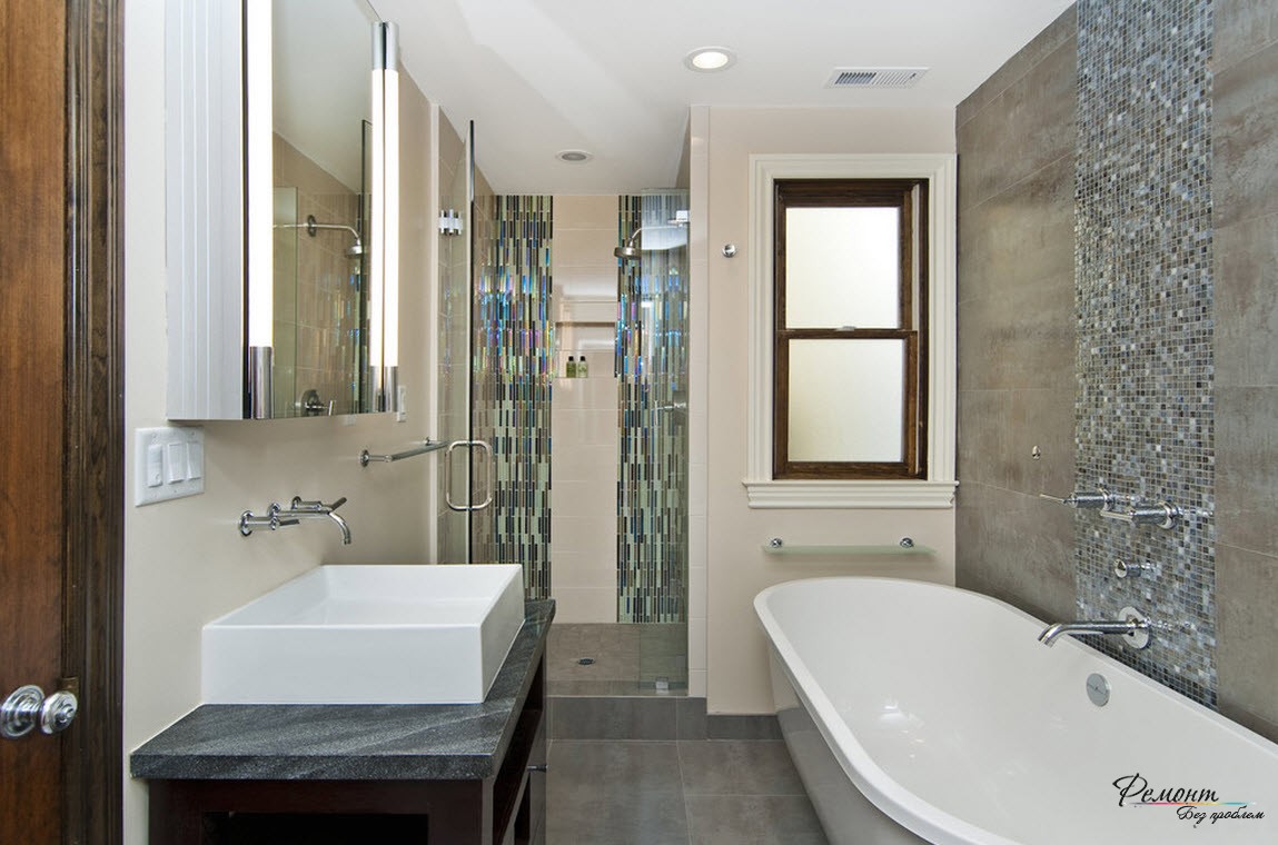 バスルームの上の小さな鏡のタイルの縦縞とシャワーのモザイクが部屋を狭め、天井を持ち上げます