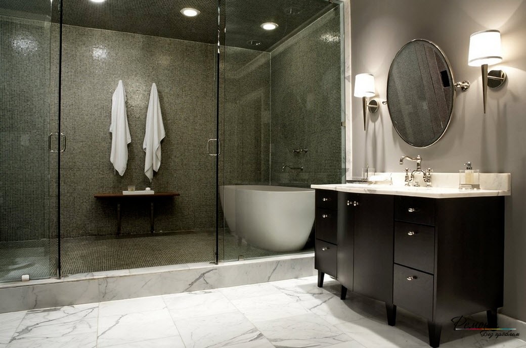 光沢のある表面を備えた上質で光沢のあるタイルは、バスルームとシャワーに奥行き感を与えます