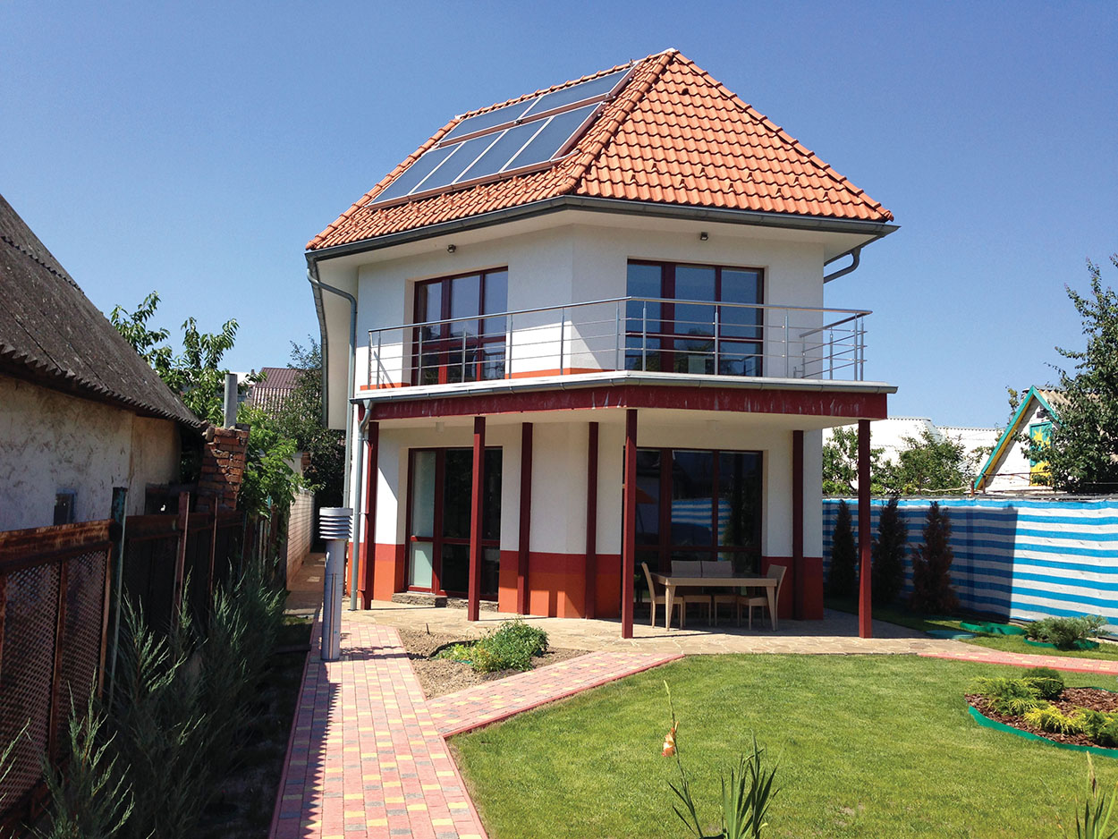 casetta con pannelli solari sul tetto