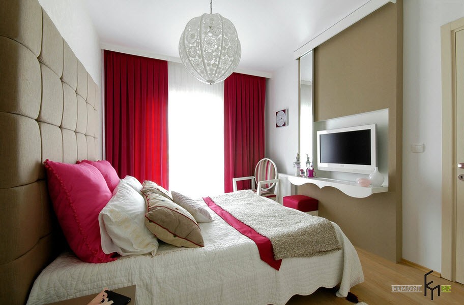 Yatak odasında kırmızı perdeler ve beyaz dantel avize
