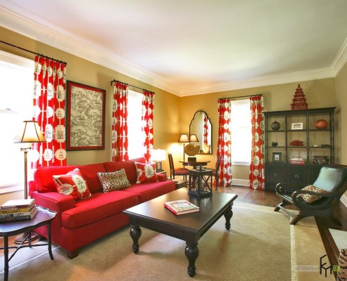 Yuvarlak desenli perdeler ve kırmızı bir kanepe