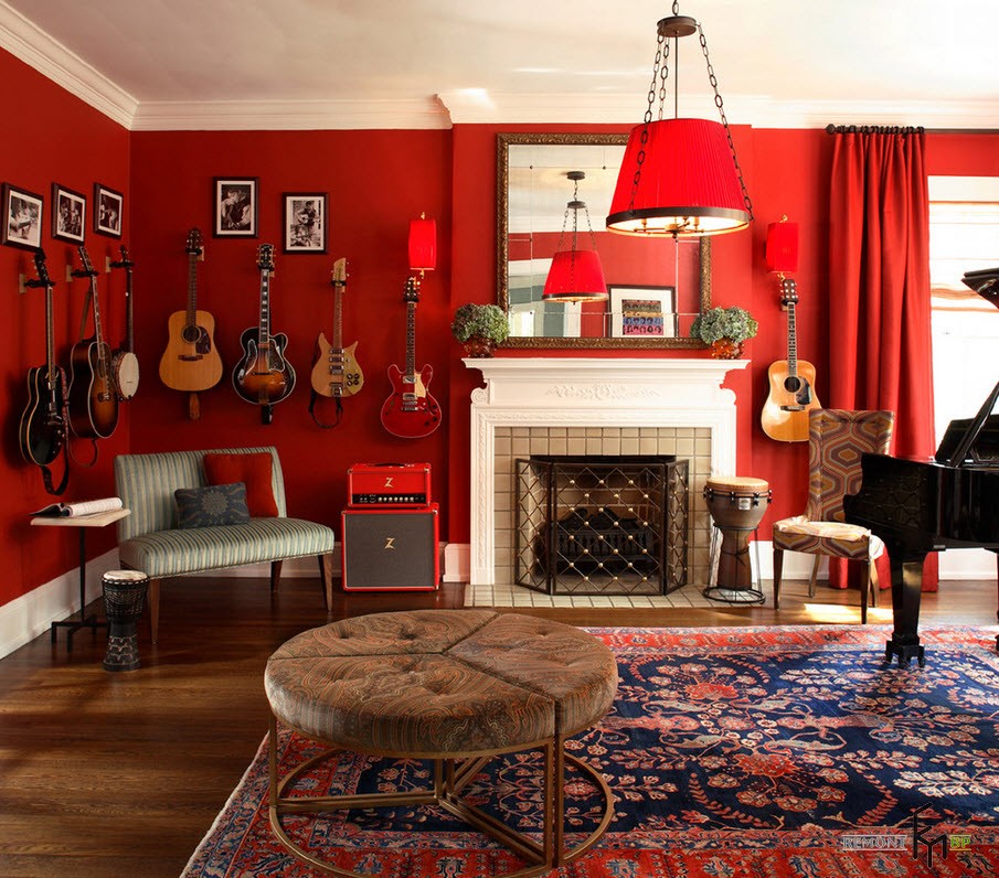 Kırmızı duvardaki gitarlar