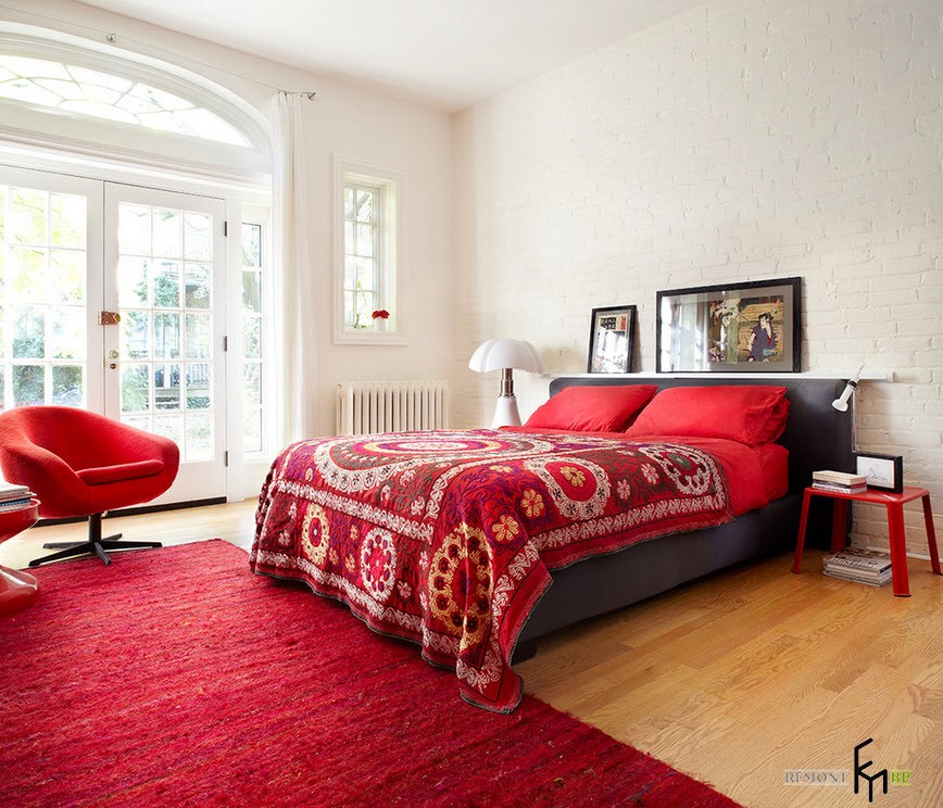 Raudonas kilimas miegamajame
