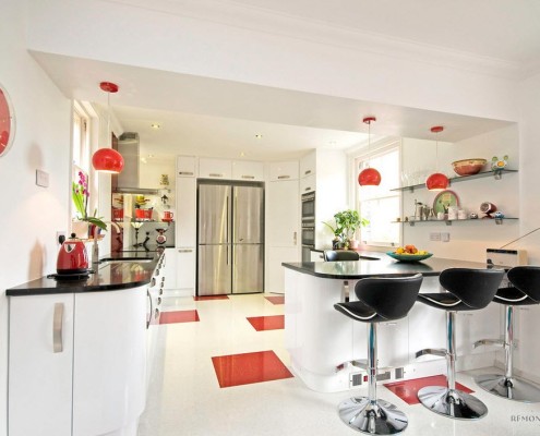 Balta virtuvė su raudonais elementais