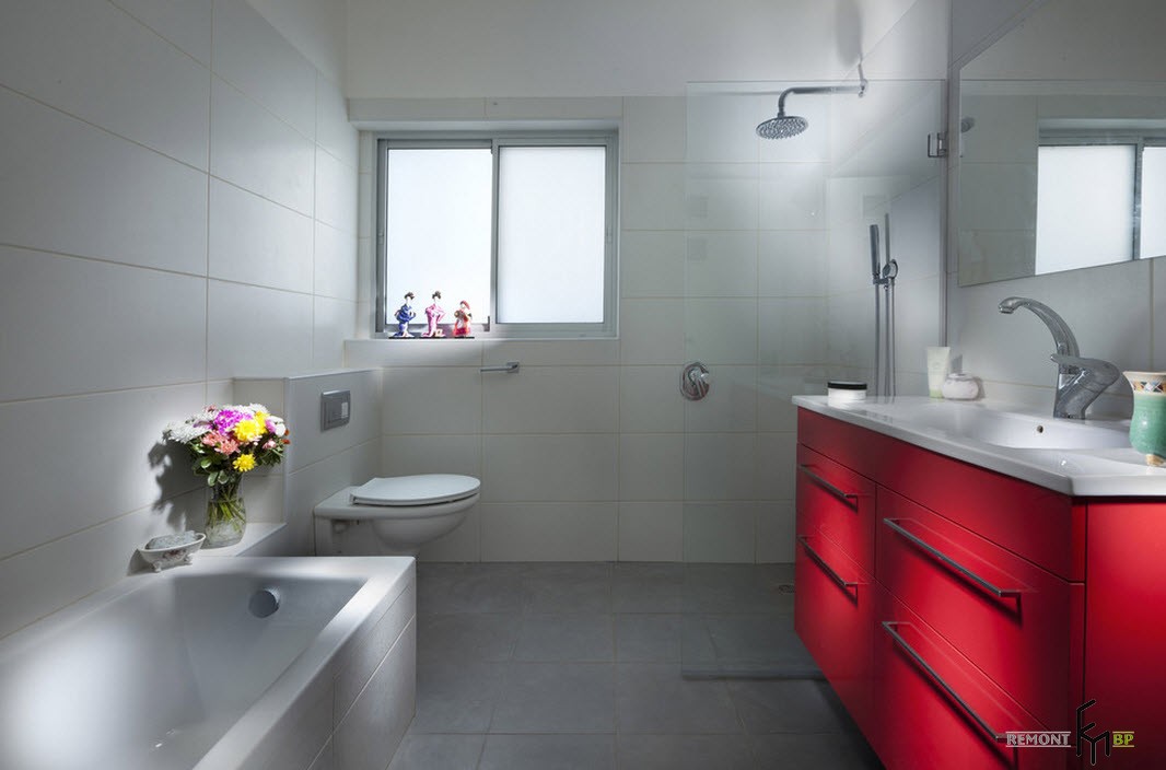 Lavabo rojo en el baño.