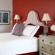 Raudona siena prie lovos galvos