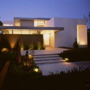 Illuminazione brillante di una casa con tetto piano