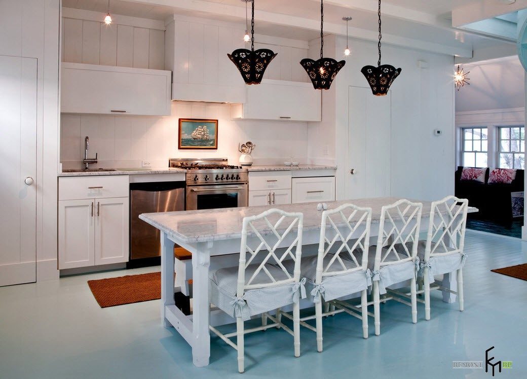Baltos kėdės klasikinei virtuvei