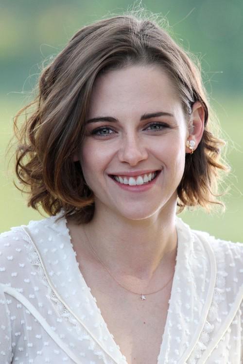 kristen stewart, kratka pričeska, kratek bob kroj z mehkimi kodri, precej ženstven videz